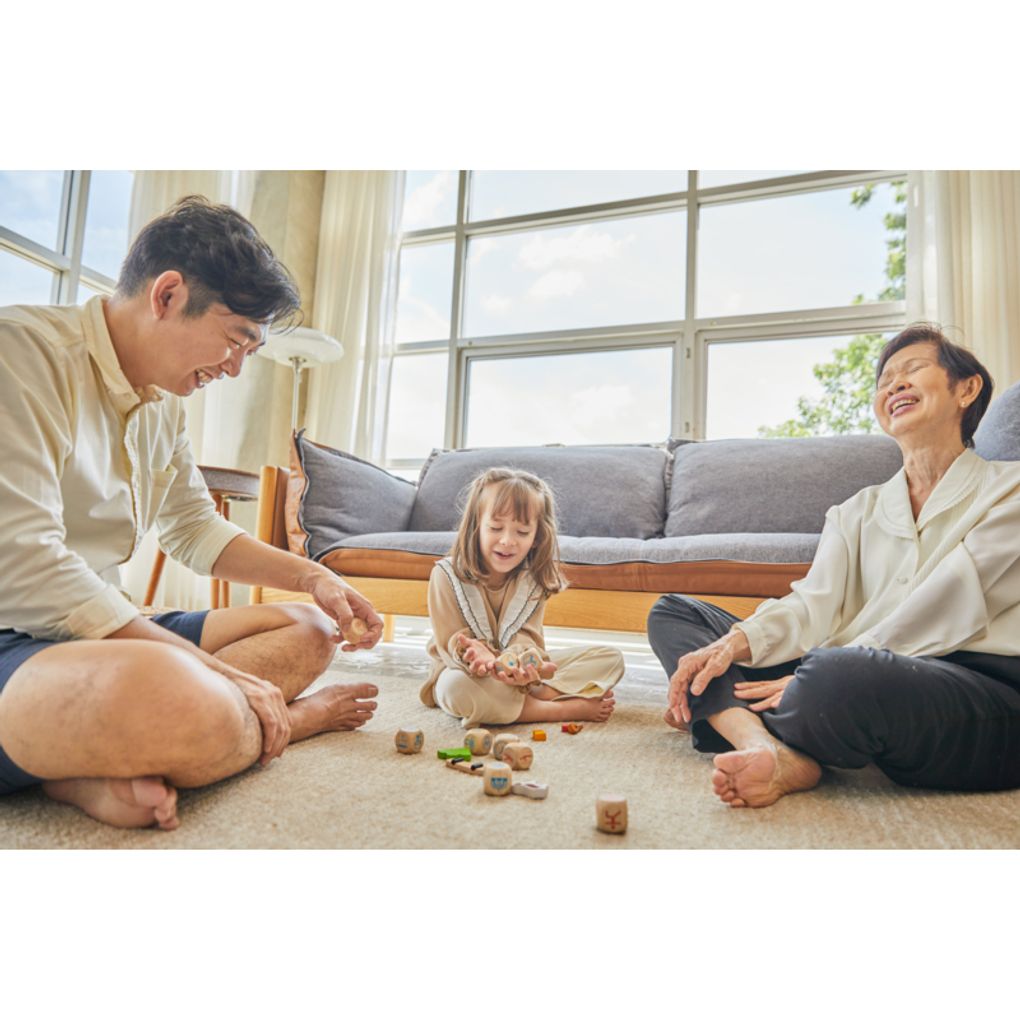 Family playing PlanToys Storytelling Dice ครอบครัวกำลังเล่นเกมลูกเต๋าเล่าเรื่องแปลนทอยส์