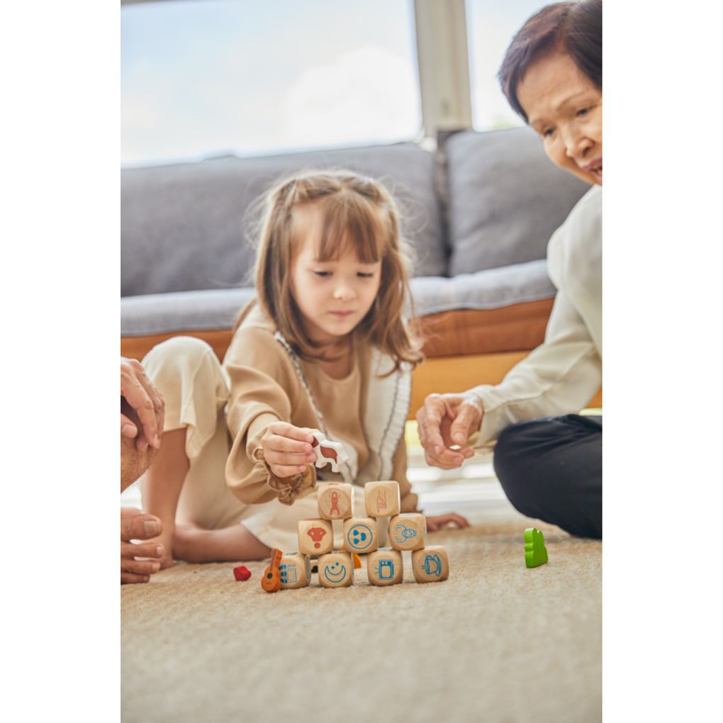 Family playing PlanToys Storytelling Dice ครอบครัวกำลังเล่นเกมลูกเต๋าเล่าเรื่องแปลนทอยส์