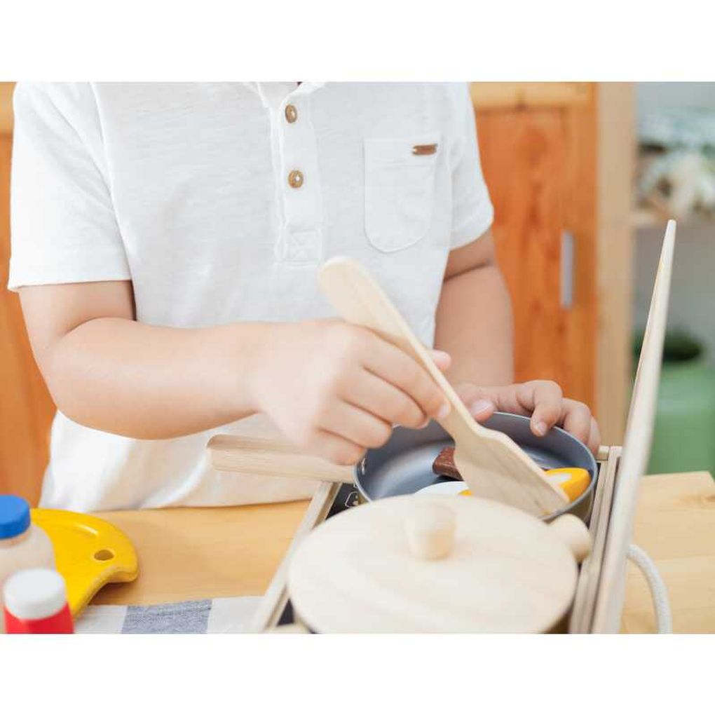 Kid playing PlanToys Cooking Utensils Set เด็กกำลังเล่นชุดเครื่องครัวคุณหนูแปลนทอยส์