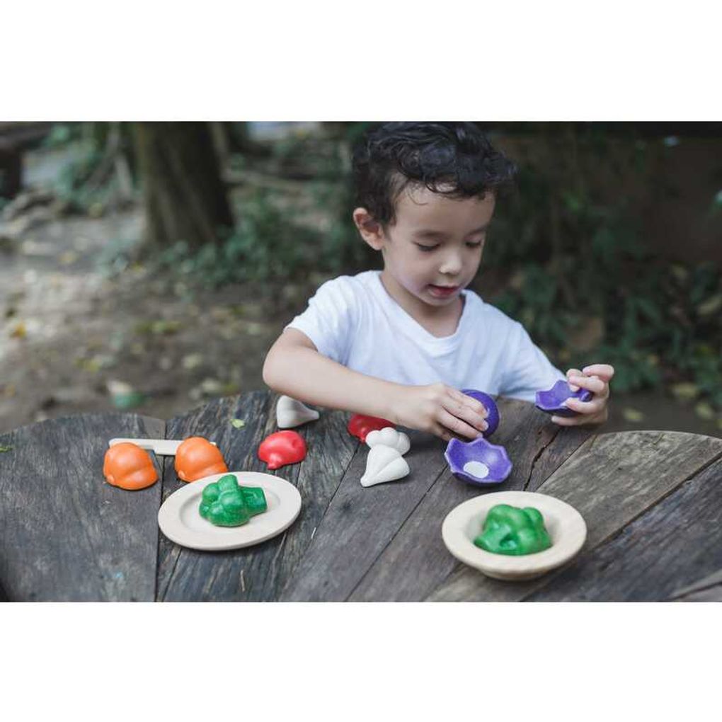 Kid playing PlanToys 5 Colors Veggie Set เด็กกำลังเล่นชุดผัก 5 สีแปลนทอยส์