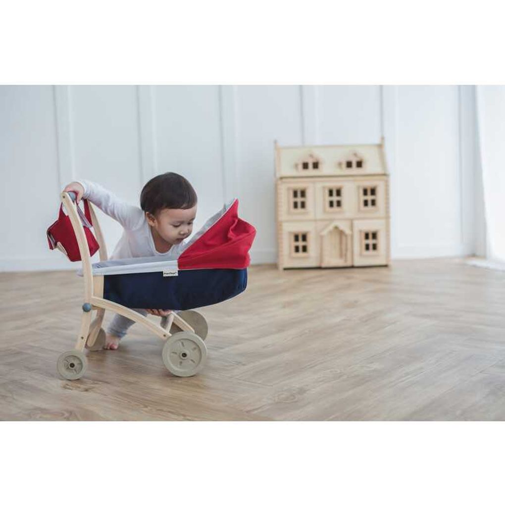 Kid playing PlanToys Doll Stroller เด็กกำลังเล่นรถเข็นตุ๊กตาแปลนทอยส์
