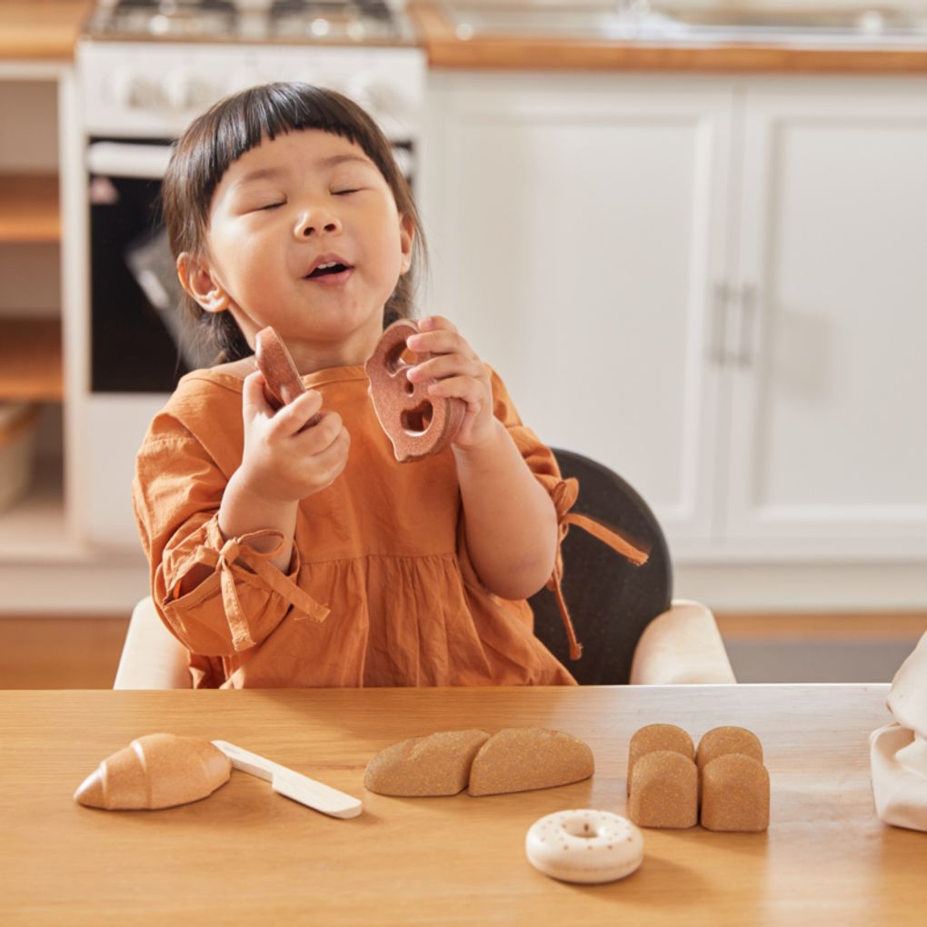 Kid playing PlanToys Bread Set เด็กกำลังเล่นชุดขนมปังแปลนทอยส์