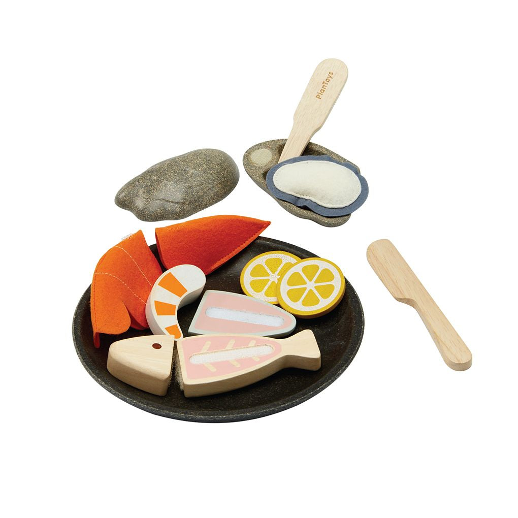 PlanToys Seafood Platter wooden toy ของเล่นไม้แปลนทอยส์ ชุดอาหารทะเล ประเภทชุดครัว สำหรับอายุ 2 ปีขึ้นไป