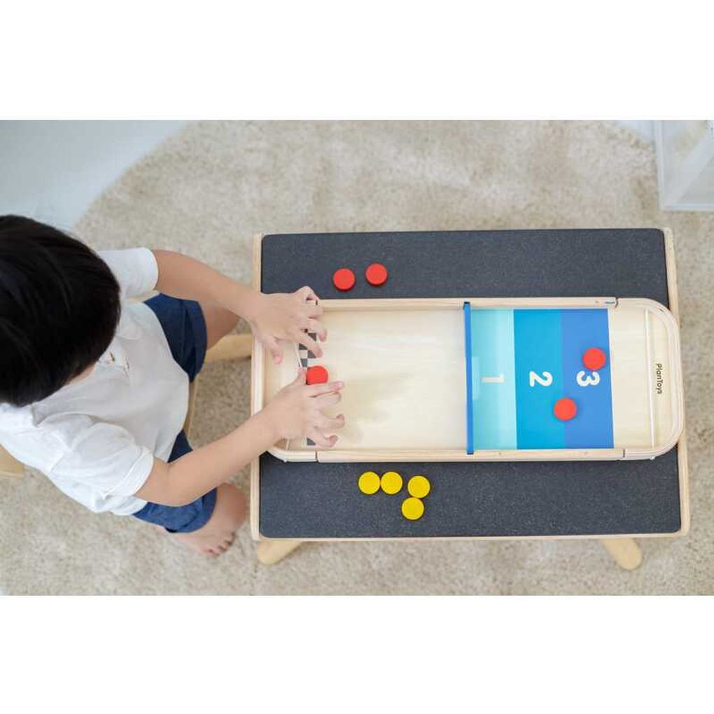 Kid playing PlanToys 2-In-1 Shuffleboard-Game เด็กกำลังเล่น2 in 1 ซัฟเฟิลบอร์ดเกมแปลนทอยส์