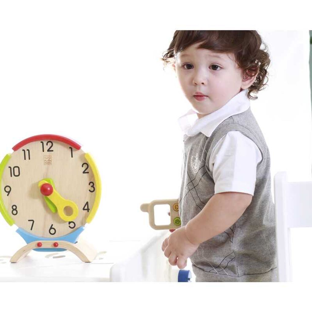 Kid playing PlanToys Activity Clock เด็กกำลังเล่นนาฬิกาหรรษาแปลนทอยส์