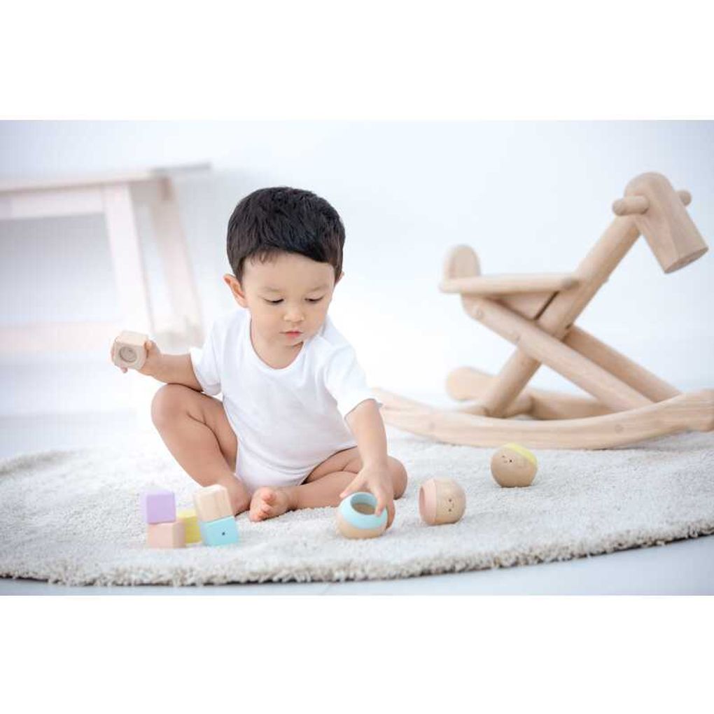 Kid playing PlanToys Sensory Tumbling เด็กทารกกำลังเล่นทรงกลมพัฒนาประสาทสัมผัสแปลนทอยส์