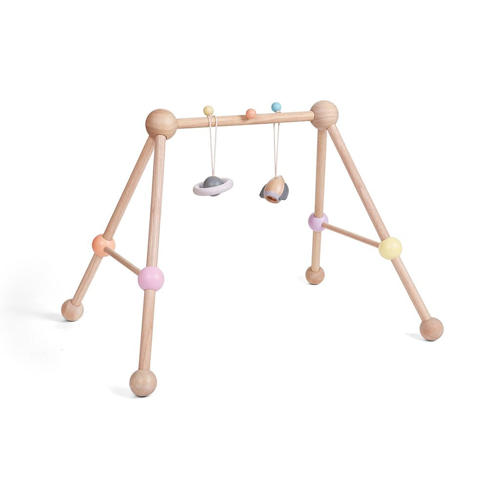 PlanToys pastel Play Gym wooden toy ของเล่นไม้แปลนทอยส์ เพลย์ยิม ประเภทของเล่นเด็กอ่อน สำหรับอายุ 0-6 เดือน