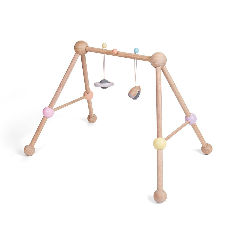 PlanToys pastel Play Gym wooden toy ของเล่นไม้แปลนทอยส์ เพลย์ยิม ประเภทของเล่นเด็กอ่อน สำหรับอายุ 0-6 เดือน