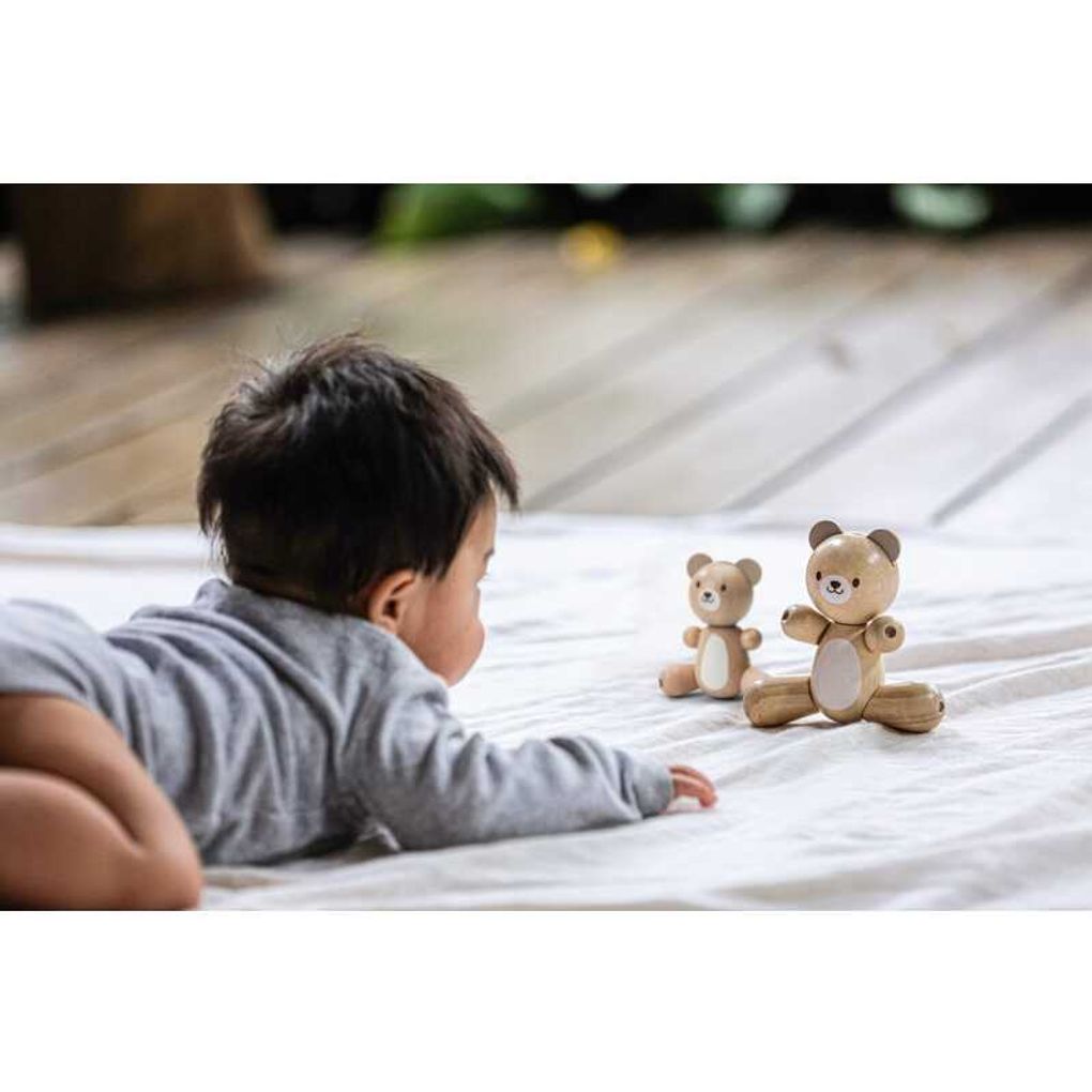 Kid playing PlanToys Bear & Little Bear เด็กกำลังเล่นตุ๊กตาครอบครัวหมีแปลนทอยส์