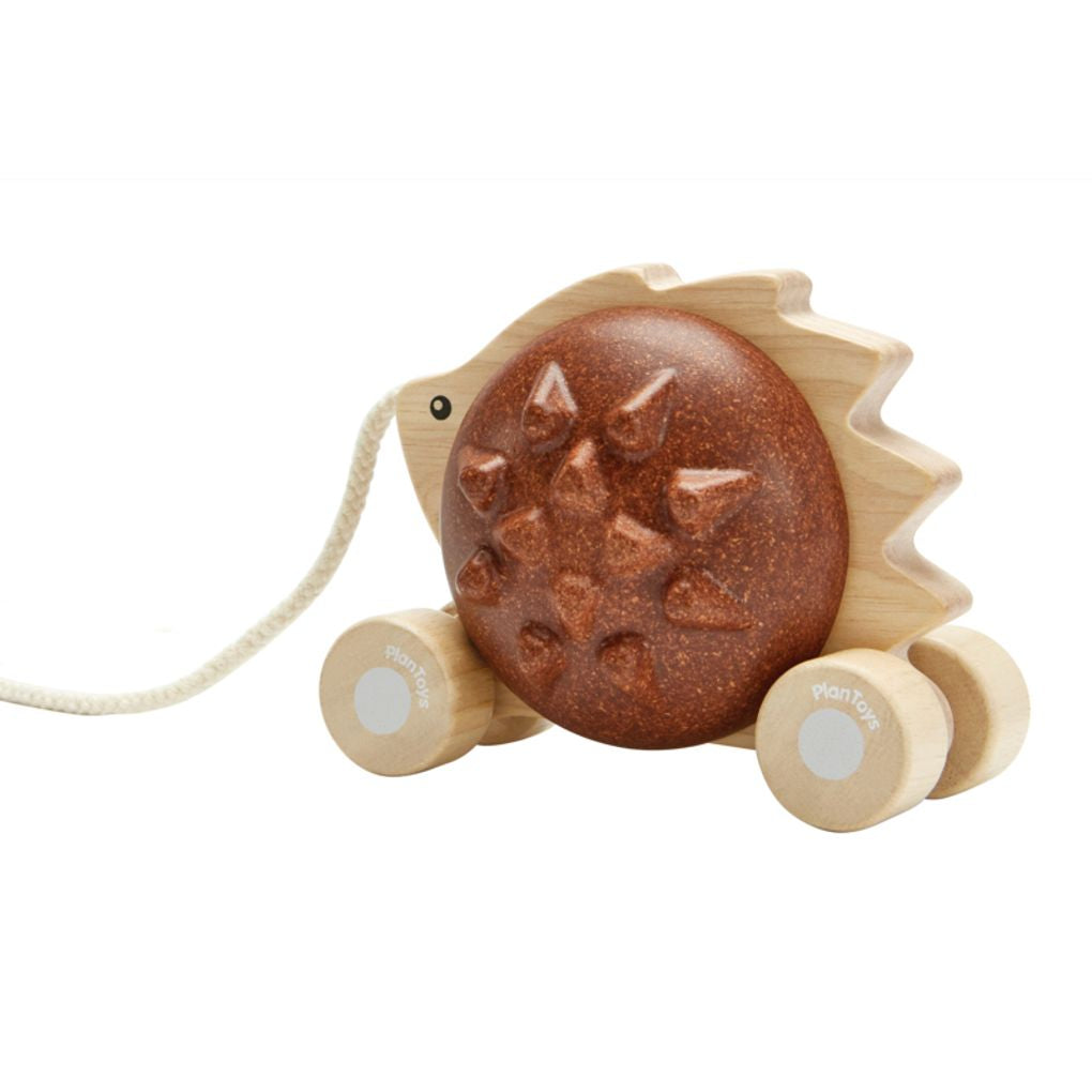 PlanToys brown Pull Along - Hedgehog wooden toy ของเล่นไม้แปลนทอยส์ เม่นลากจูง ประเภทผลักและลากจูง สำหรับอายุ 12 เดือนขึ้นไป