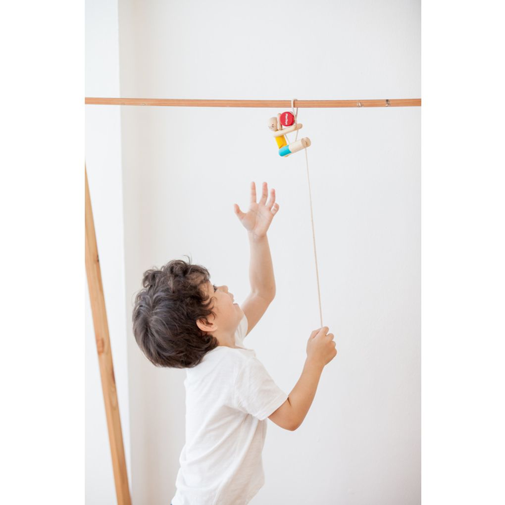 Kid playing PlanToys Rope Climbing Acrobat เด็กกำลังเล่นกายกรรมปีนเชือกแปลนทอยส์