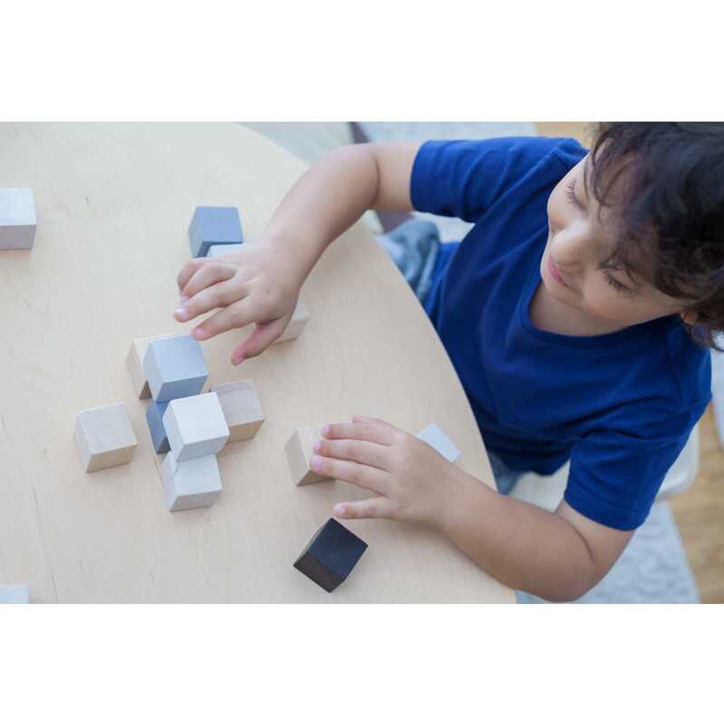 Kid playing PlanToys Cubes เด็กกำลังเล่นบล็อกไม้สอนนับแปลนทอยส์