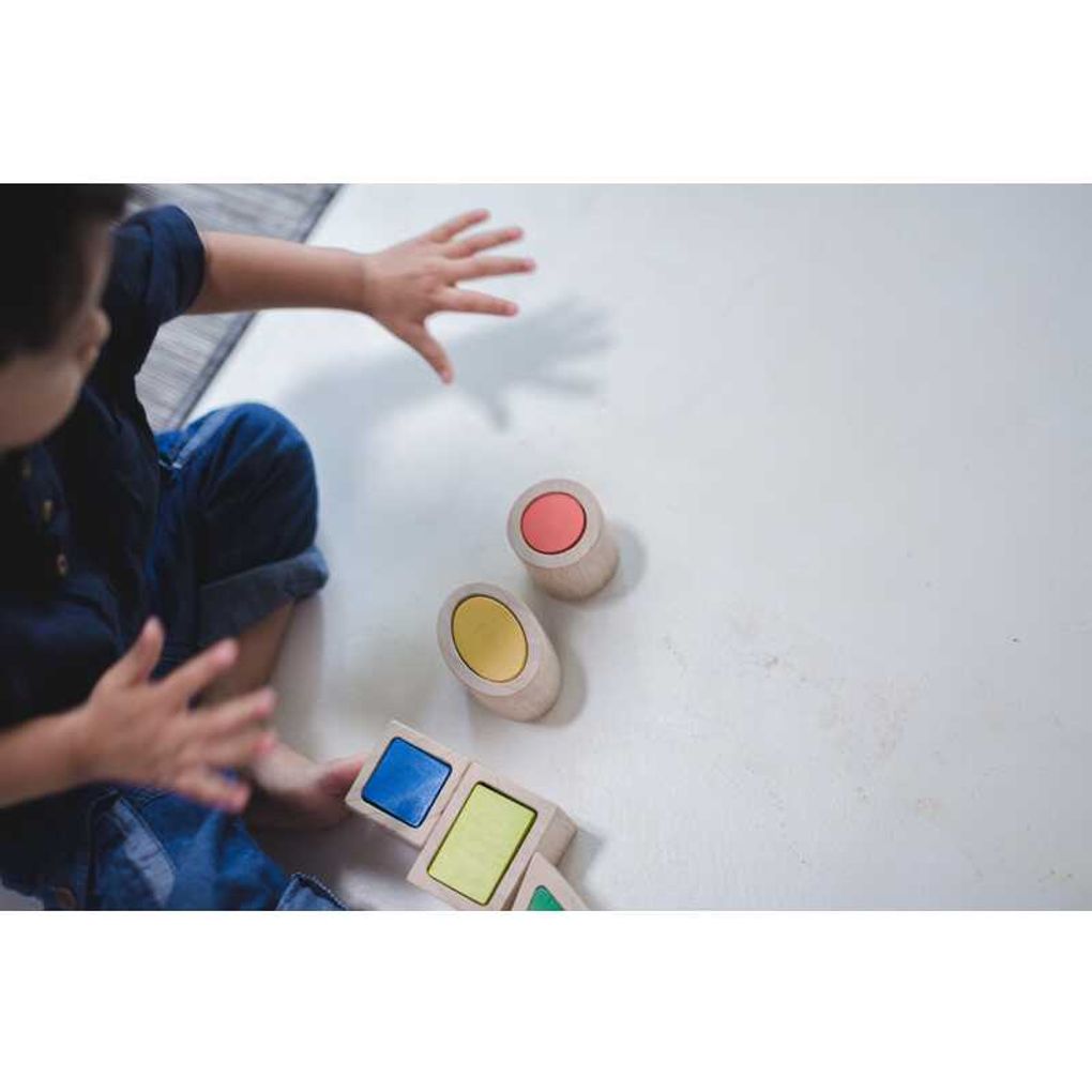 Kid playing PlanToys Geo Matching Blocks เด็กกำลังเล่นกล่องจับคู่รูปทรงเรขาคณิตแปลนทอยส์