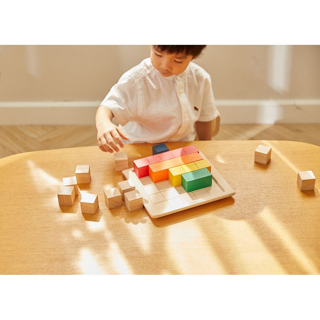 Kid playing PlanToys Colored Counting Blocks - Unit Plus เด็กกำลังเล่นบล็อกสีสอนนับ-ยูนิตพลัสแปลนทอยส์