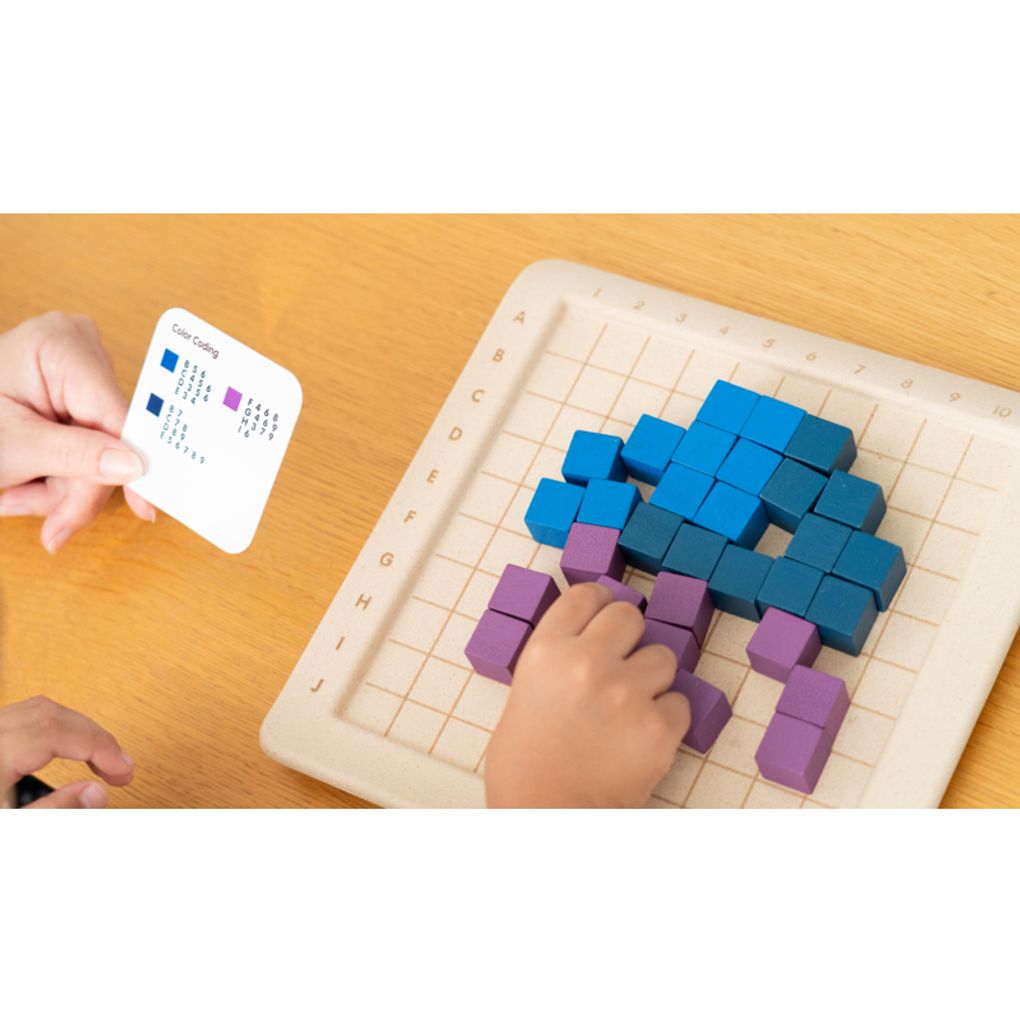 Kid playing PlanToys 100 Counting Cubes - Unit Plus เด็กกำลังเล่นชุดลูกบาศก์ 100 ชิ้น -ยูนิตพลัสแปลนทอยส์