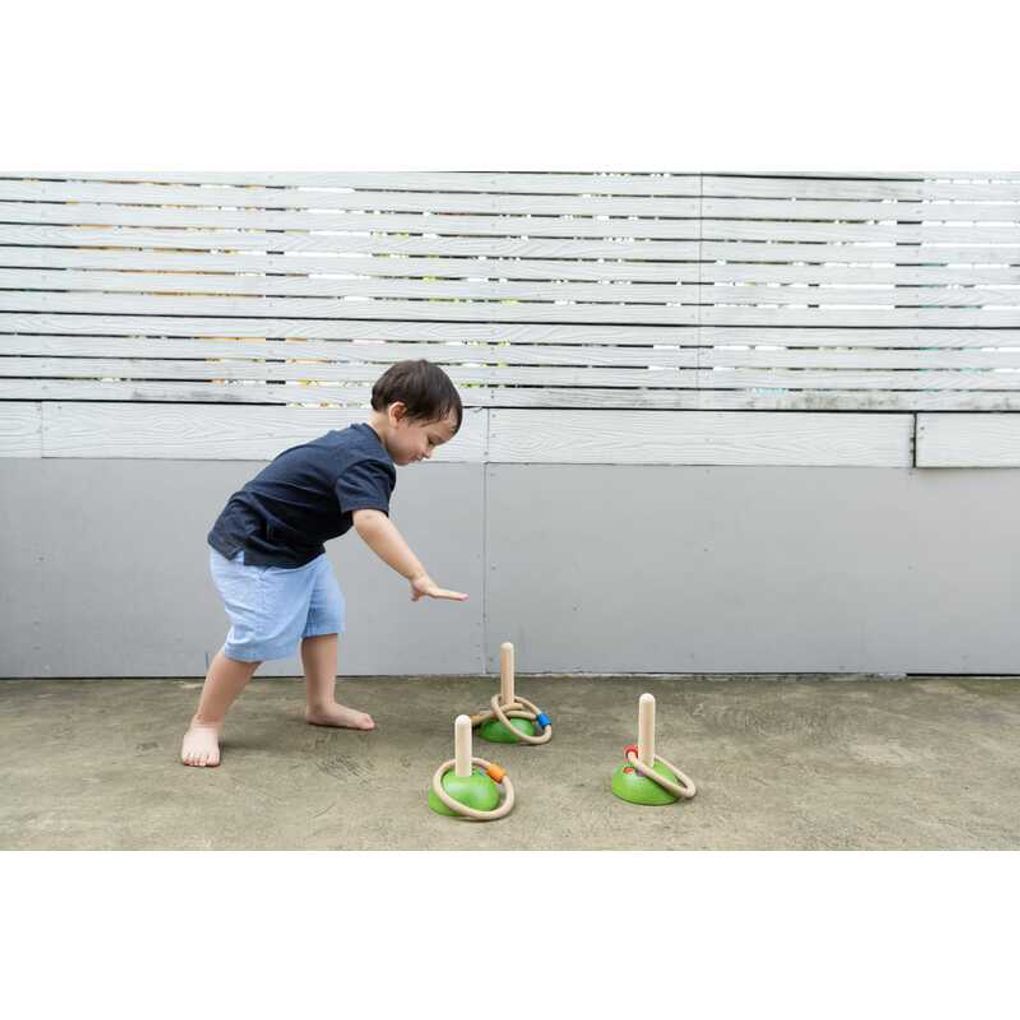 Kid playing PlanToys Meadow Ring Toss เด็กกำลังเล่นโยนห่วงสวนสวยแปลนทอยส์