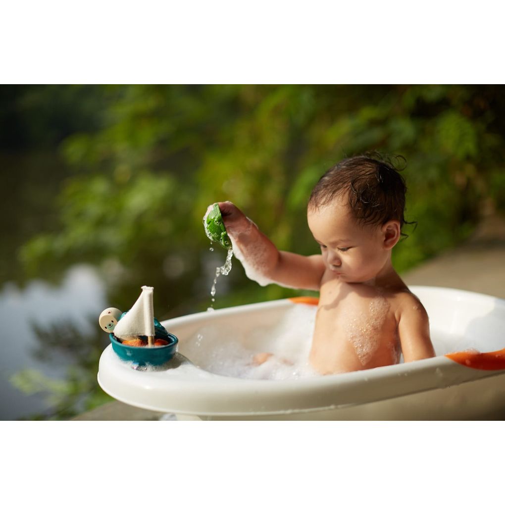 Kid playing PlanToys Sea Life Bath Set เด็กทารกกำลังเล่นชุดสัตว์น้ำทะเลแปลนทอยส์