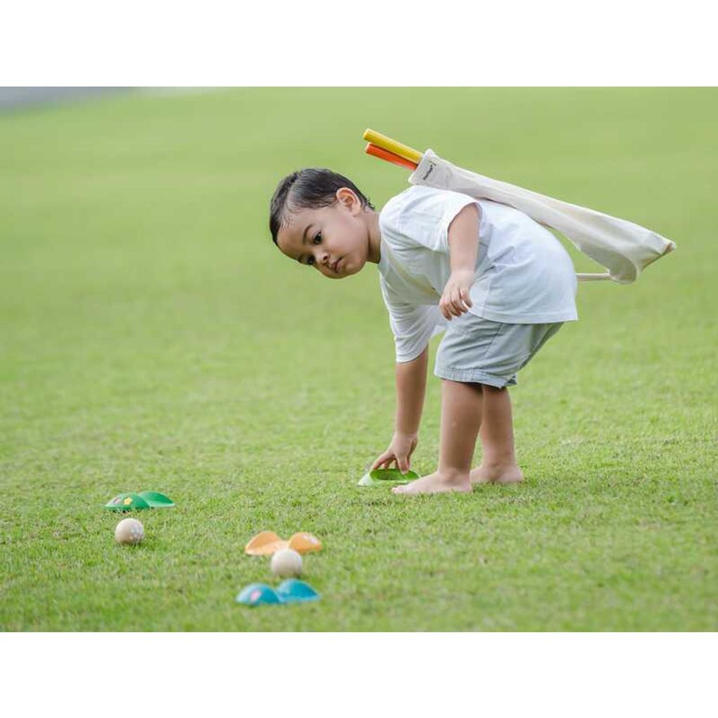 Kid playing PlanToys Mini Golf - Full Set เด็กกำลังเล่นชุดกอล์ฟใหญ่แปลนทอยส์