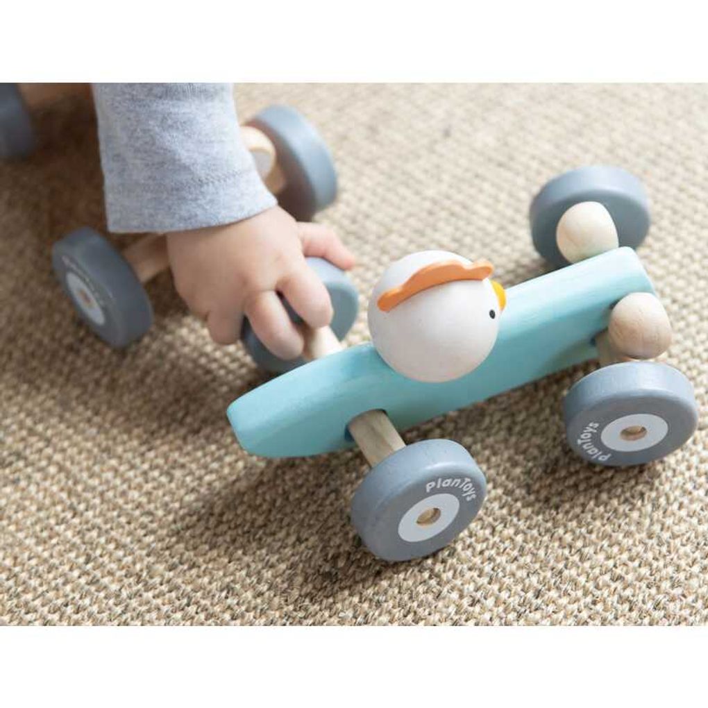 Kid playing PlanToys Chicken Racing Car เด็กกำลังเล่นรถแข่งไก่น้อยแปลนทอยส์