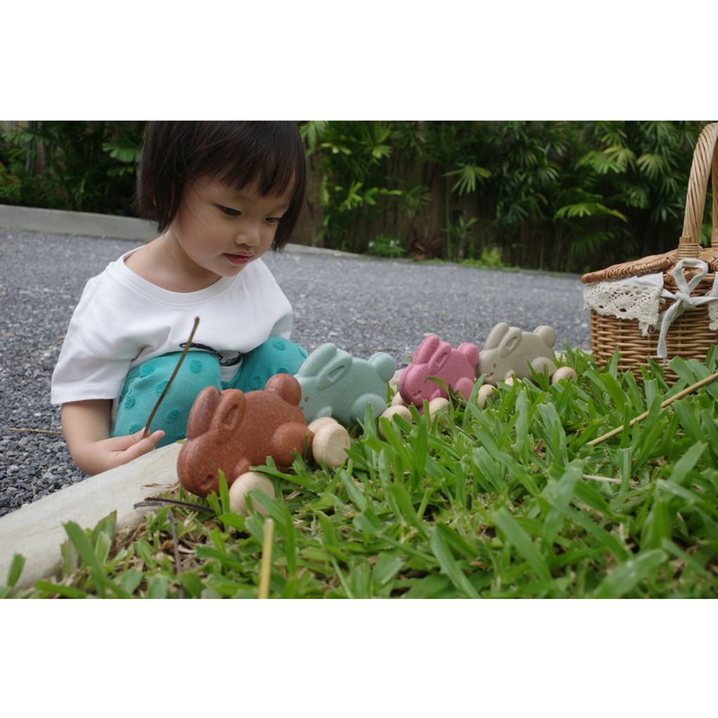 Kid playing PlanToys Push Along Bunny - Pink เด็กกำลังเล่นกระต่ายน้อยลากจูงแปลนทอยส์