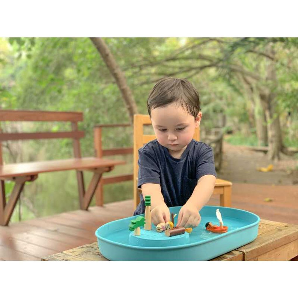 Kid playing PlanToys Water Play Set เด็กกำลังเล่นชุดถาดน้ำเสริมจินตนาการแปลนทอยส์