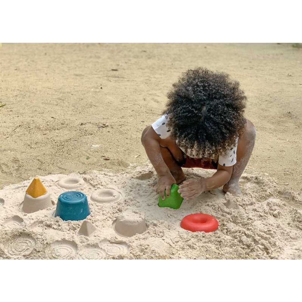 Kid playing PlanToys Creative Sand Play เด็กกำลังเล่นชุดเล่นทรายสร้างสรรค์แปลนทอยส์