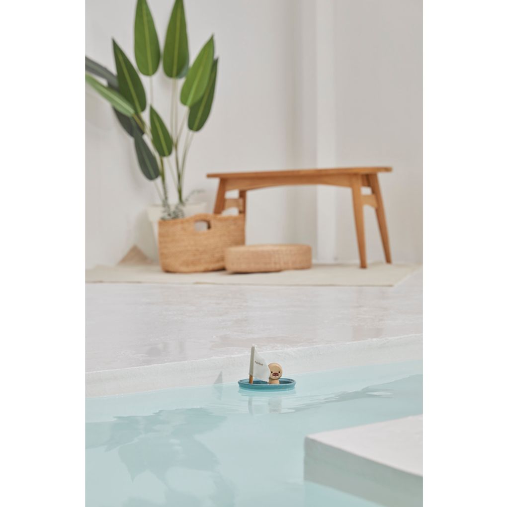 PlanToys Sailing Boat - Walrus - Modern Rustic wooden toy ของเล่นไม้แปลนทอยส์ เรือใบวอลรัส ประเภทของเล่นในน้ำ สำหรับอายุ 12 เดือนขึ้นไป