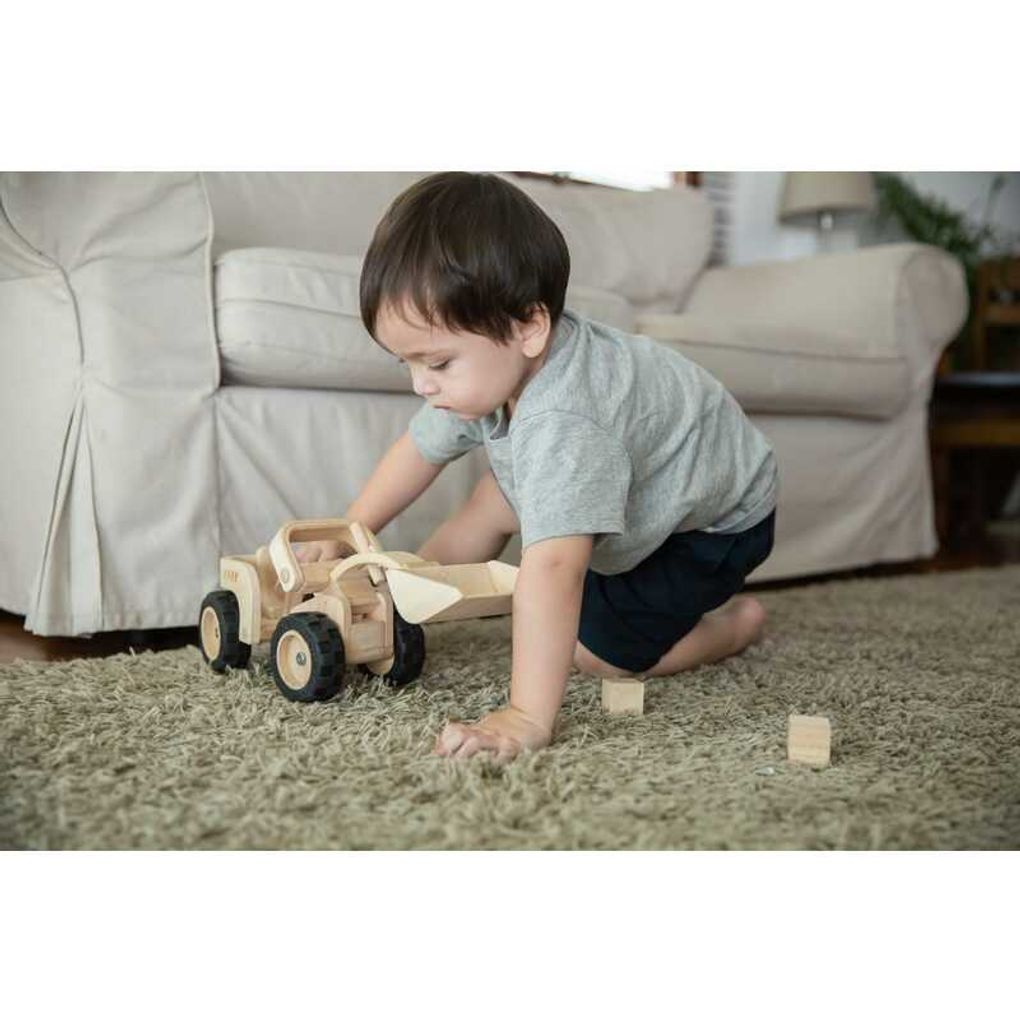Kid playing PlanToys Bulldozer เด็กกำลังเล่นรถตักดินแปลนทอยส์