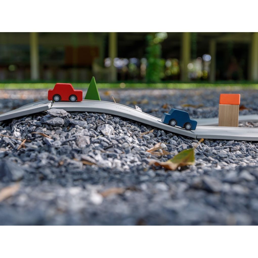 Kid playing PlanToys Rubber Road & Rail Set - Medium เด็กกำลังเล่นชุดถนนและรางรถไฟยาง-กลางแปลนทอยส์