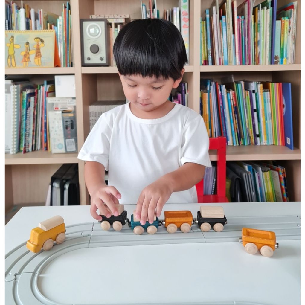 Kid playing PlanToys Classic Train เด็กกำลังเล่นรถไฟคลาสสิกแปลนทอยส์