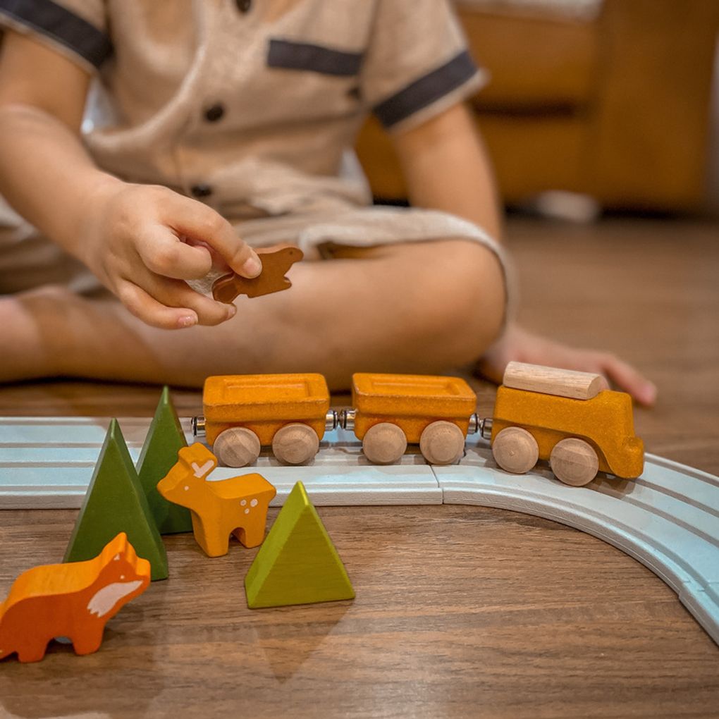 Kid playing PlanToys Cargo Train เด็กกำลังเล่นรถไฟคาร์โก้แปลนทอยส์