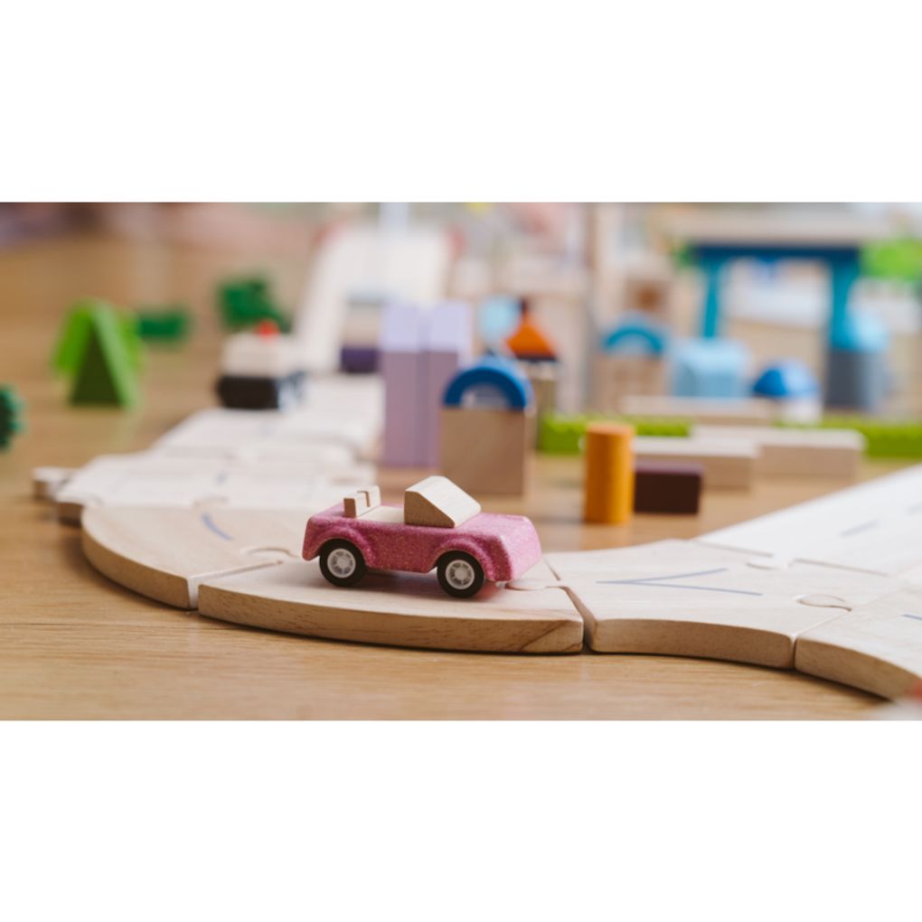 PlanToys Pink Sports Car wooden toy ของเล่นไม้แปลนทอยส์ รถสปอร์ตสีชมพู ประเภทบทบาทสมมุติ สำหรับอายุ 3 ปีขึ้นไป