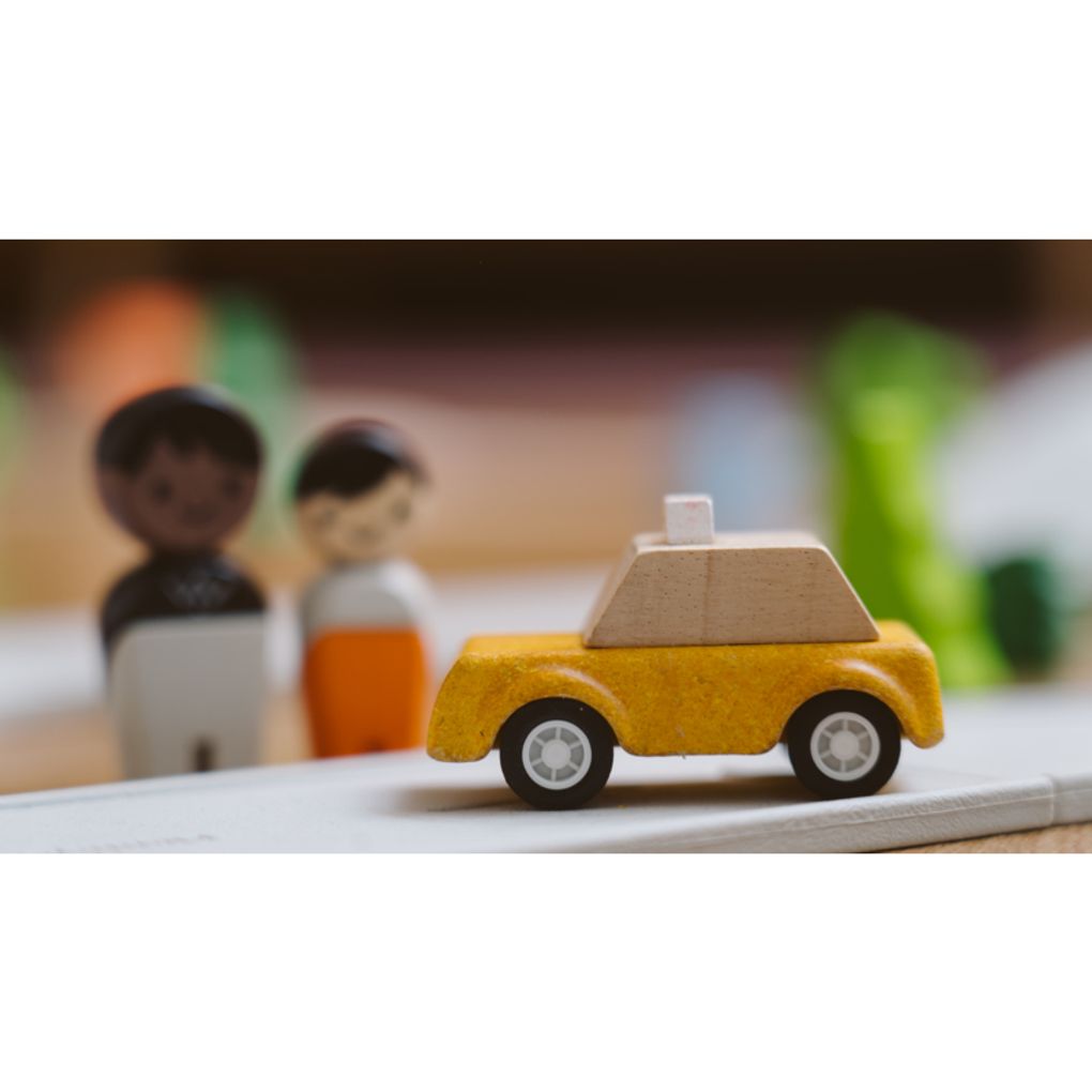PlanToys Yellow Taxicab wooden toy ของเล่นไม้แปลนทอยส์ รถแท็กซี่สีเหลือง ประเภทบทบาทสมมุติ สำหรับอายุ 3 ปีขึ้นไป