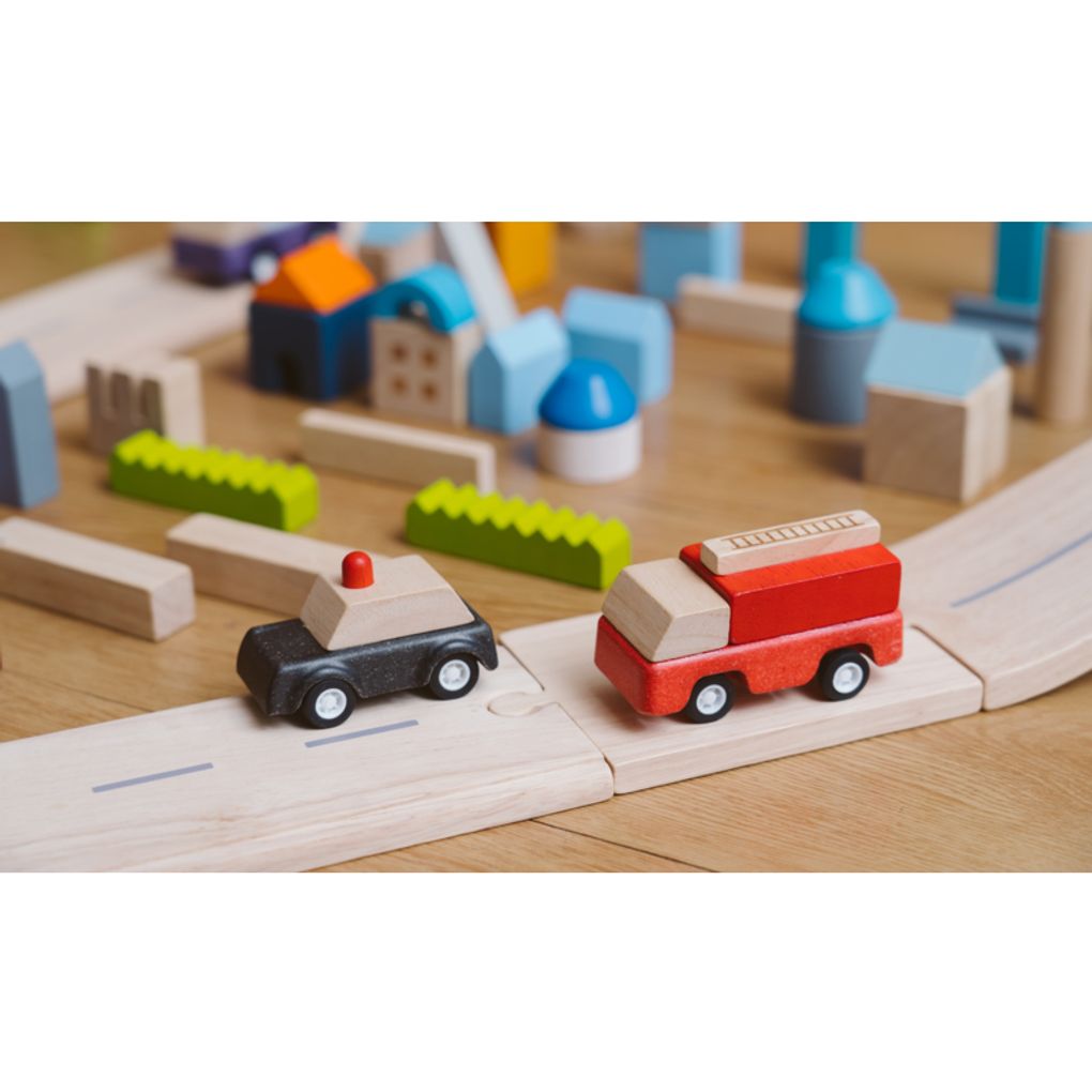 PlanToys Police Car and Fire Truck wooden toy ของเล่นไม้แปลนทอยส์ รถตำรวจ และ รถดับเพลิง ประเภทบทบาทสมมุติ สำหรับอายุ 3 ปีขึ้นไป