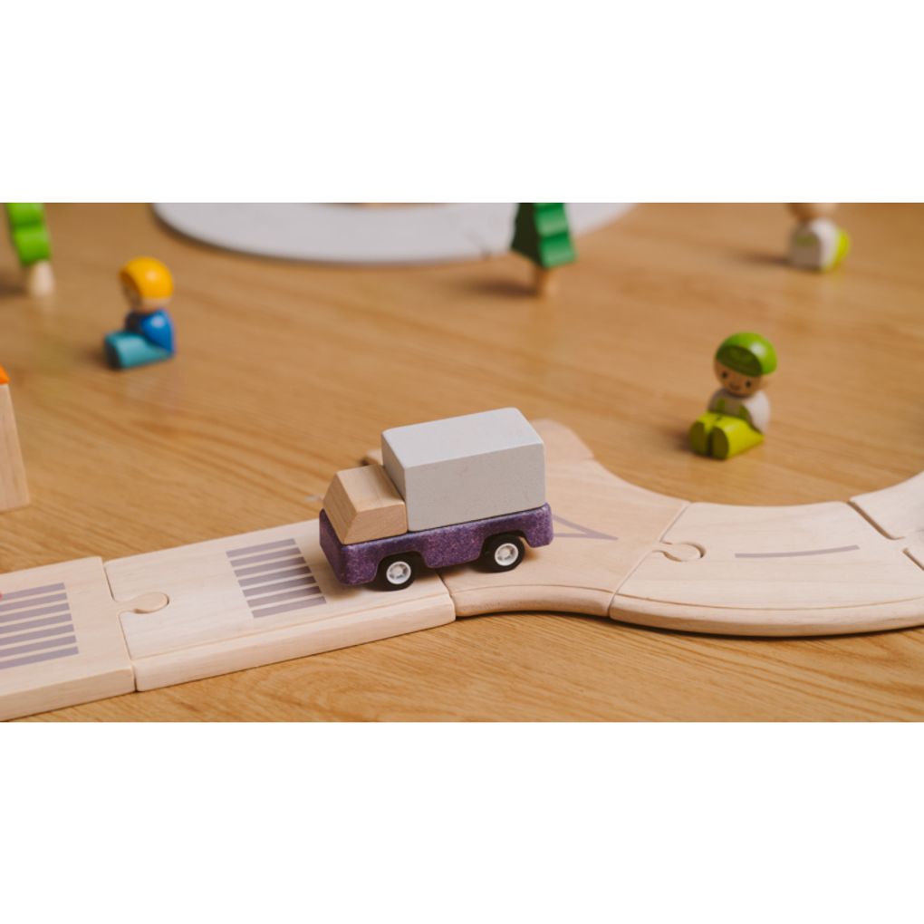 PlanToys Purple Delivery Truck wooden toy ของเล่นไม้แปลนทอยส์ รถขนส่งสินค้าสีม่วง ประเภทบทบาทสมมุติ สำหรับอายุ 3 ปีขึ้นไป