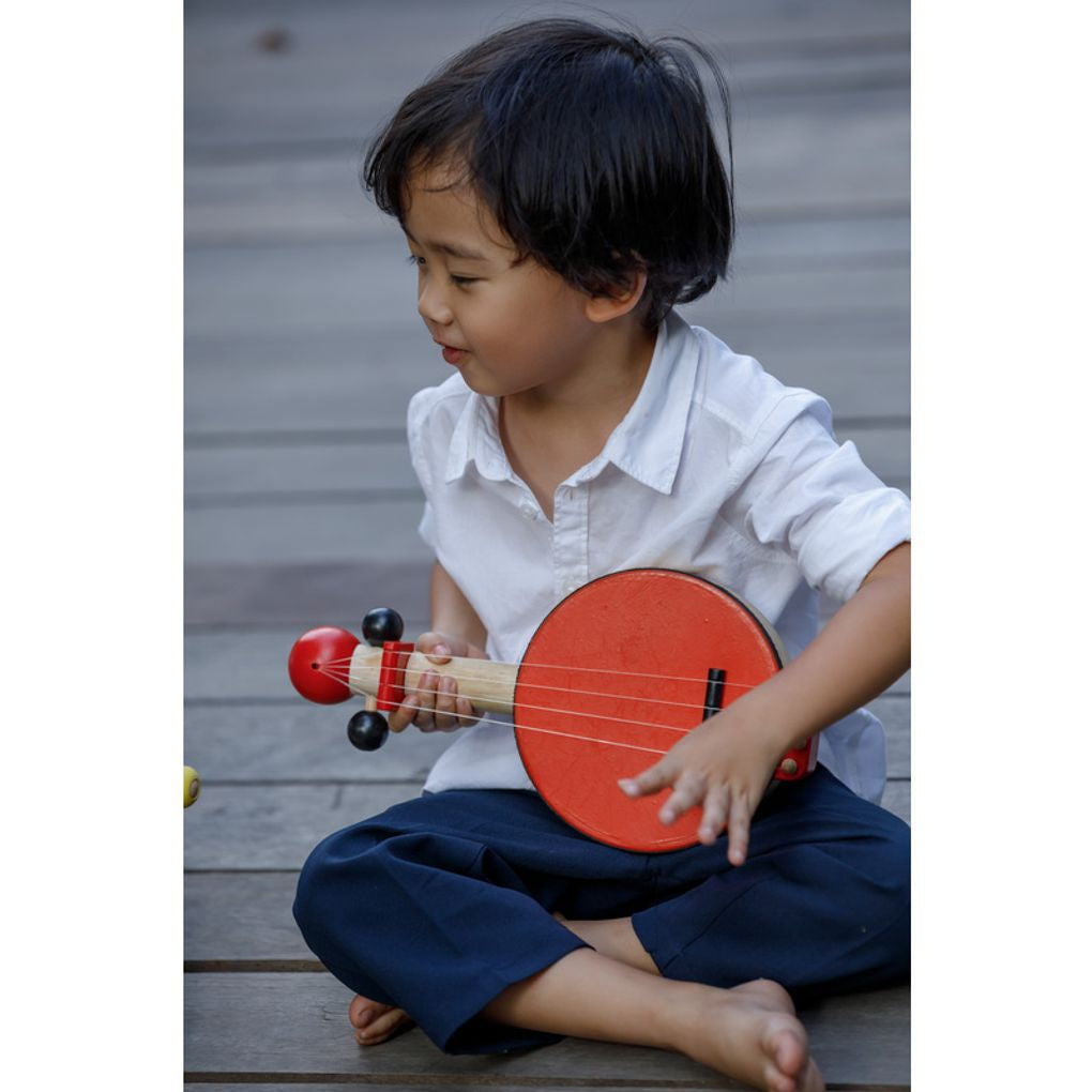 Kid playing PlanToys Banjo เด็กกำลังเล่นแบนโจครื้นเครงแปลนทอยส์