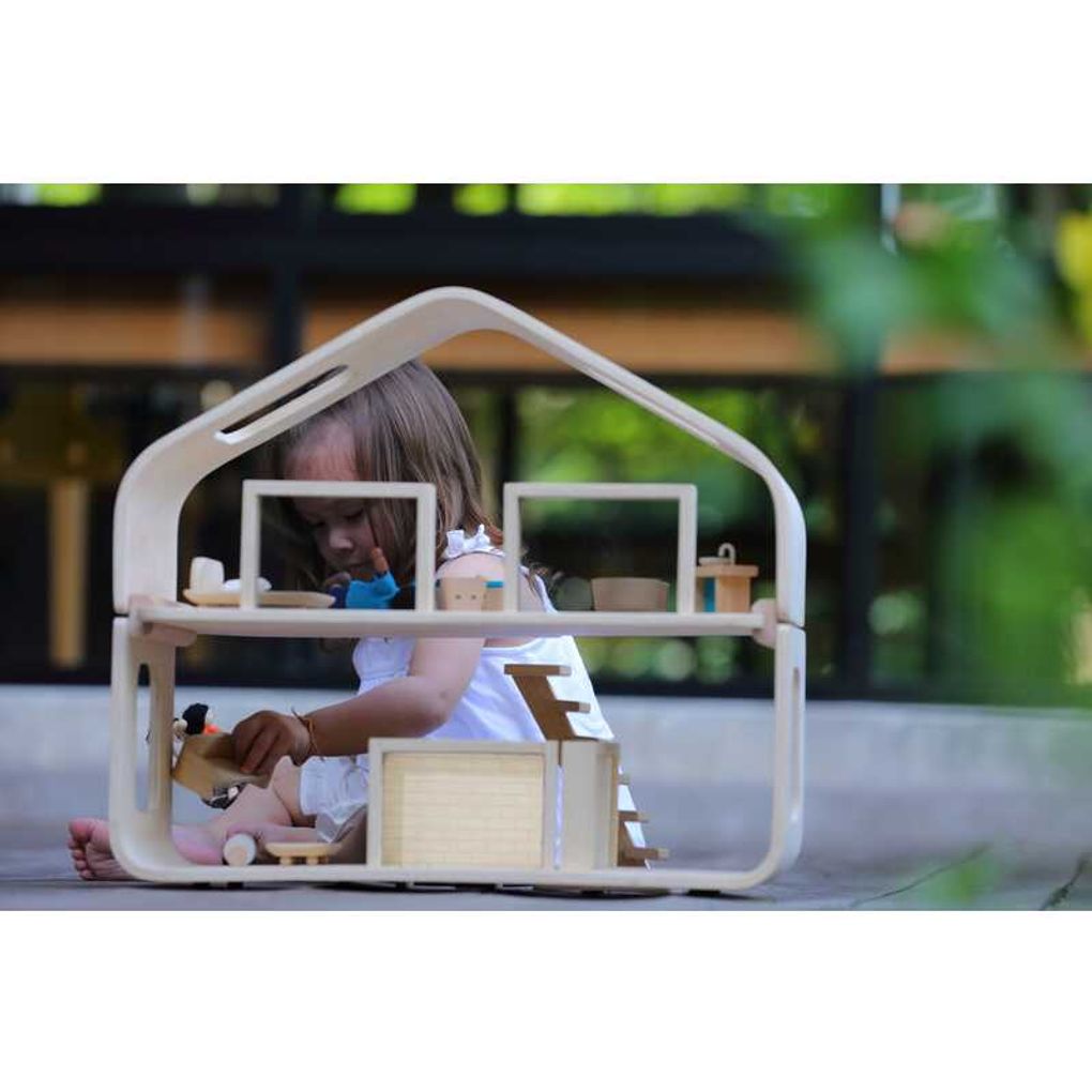 Kid playing PlanToys Contemporary Dollhouse เด็กกำลังเล่นบ้านตุ๊กตาร่วมสมัยแปลนทอยส์