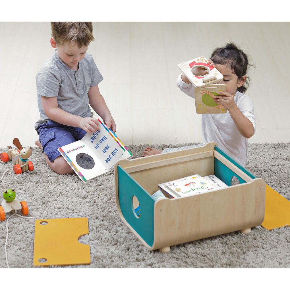 Kid using PlanToys Toy Chest เด็กกำลังใช้กล่องเก็บของแปลนทอยส์