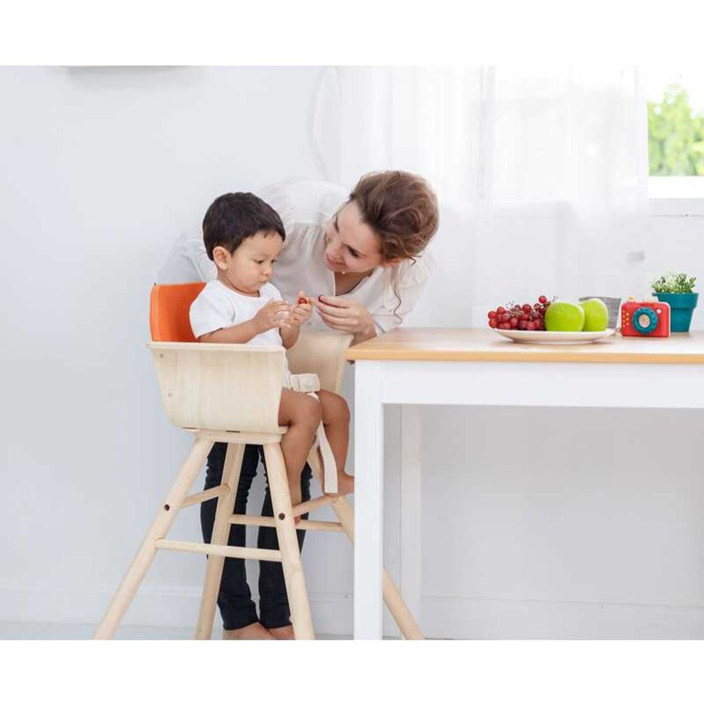 Kid using PlanToys High Chair - Orange เด็กทารกกำลังใช้เก้าอี้สูงสำหรับเด็กแปลนทอยส์
